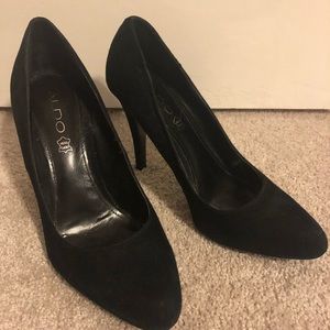 Black suede Aldo pumps